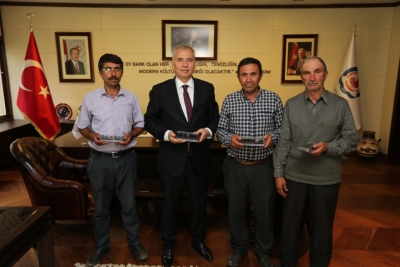 İlk ürün sevincini Başkan Osman Zolan ile paylaştılar