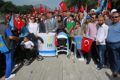 İyi Partililer Akşener için imza verdi