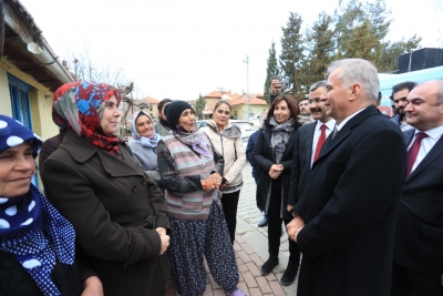 Mani ve çiçeklerle karşılandı