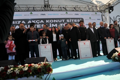 Menderes Çalışanları evlerinin tapularını aldı