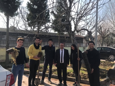 Öğretmen ve öğrenciler okulları için kolları sıvadı