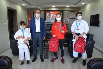 ONLINE KARATE ŞAMPİYONLARI MADALYALARINI ALDI