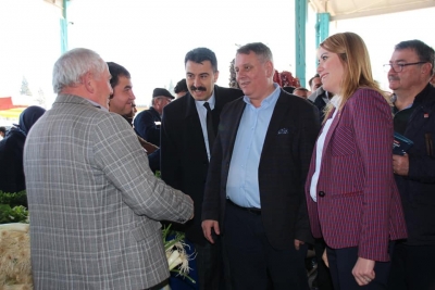 PAZARYERİNDE ALKIŞLARLA KARŞILANDI
