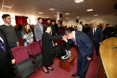 Rektör’ün Öğretmeninden Öğrencilere Kütüphane Armağanı