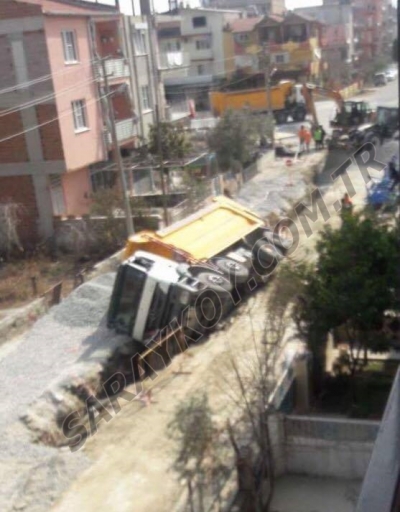 Sarayköy'de kamyon devrildi 
