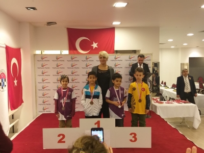 SATRANÇTA KÜÇÜKLER KÜRSÜYE ÇIKTI