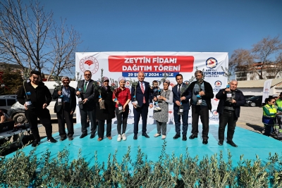 Üreticiler, Büyükşehir ile kazanmaya devam ediyor, 14 ilçede 240 bin zeytin fidanı toprakla buluşacak